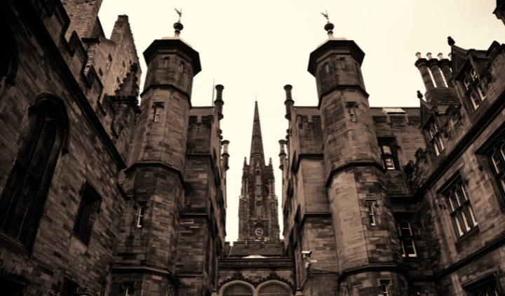 Vista de la fachada de la Universidad de Edimburgo